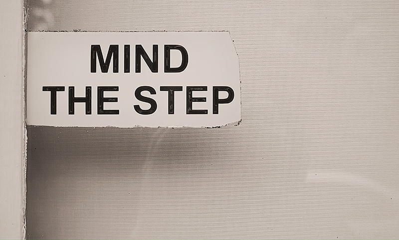 Skilt med teksten 'mind the step'